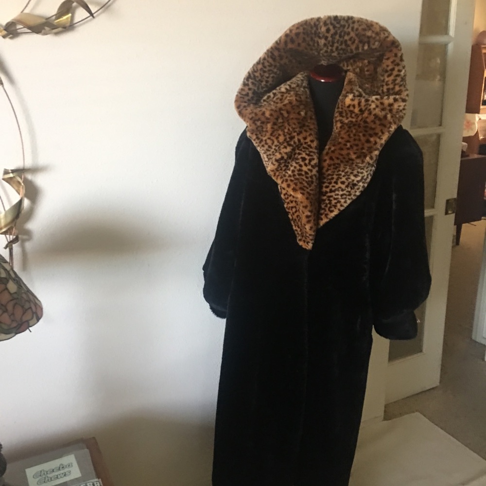 Beautiful faux leopard hood black body.